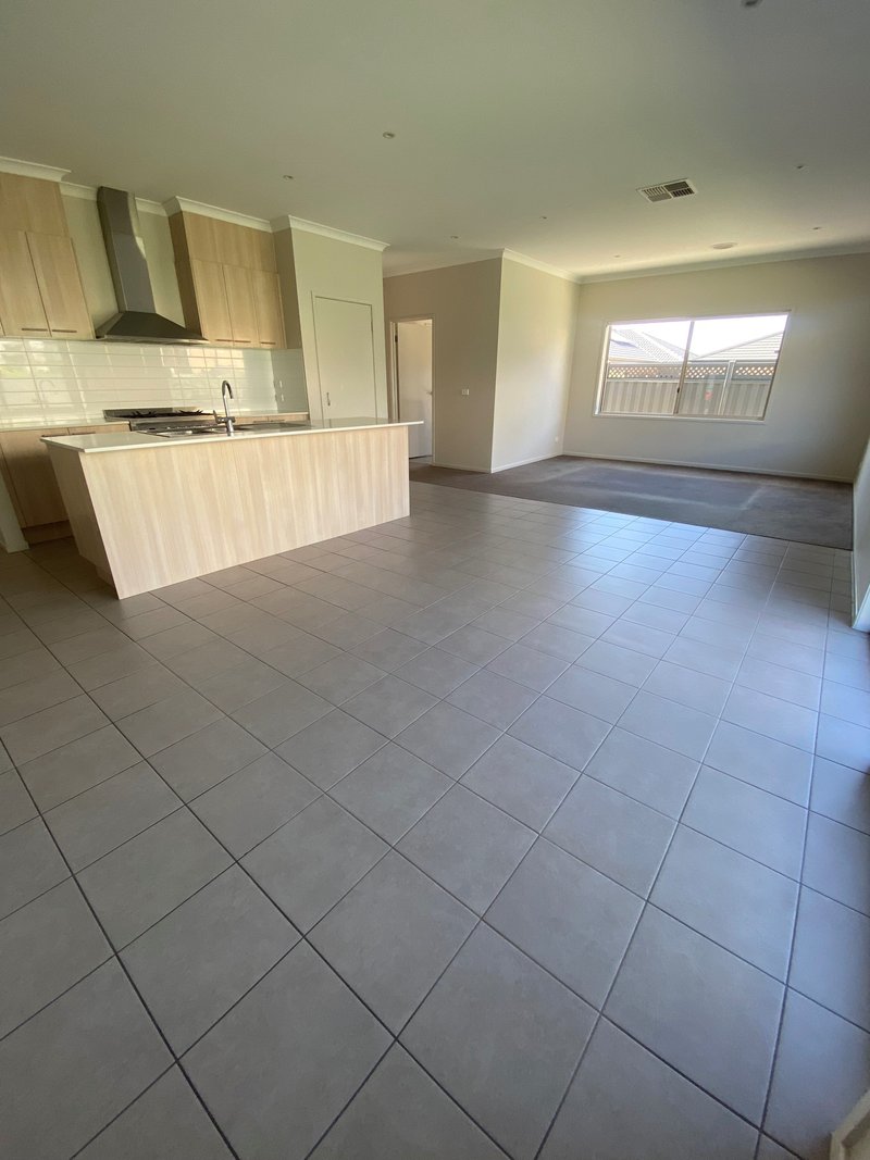 Photo - 15 Divan Place, Craigieburn VIC 3064 - Image 4