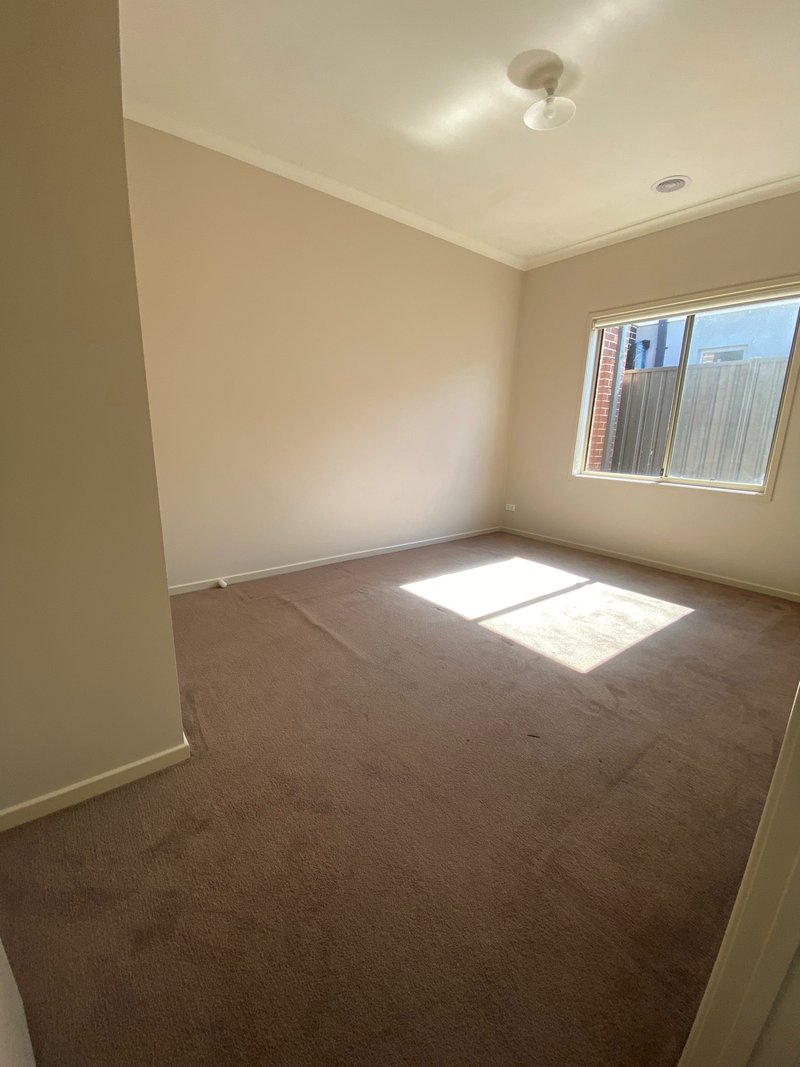 Photo - 15 Divan Place, Craigieburn VIC 3064 - Image 9