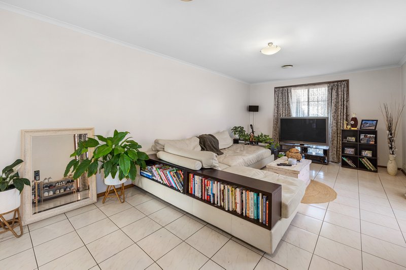 Photo - 15 Dona Drive, Hoppers Crossing VIC 3029 - Image 2