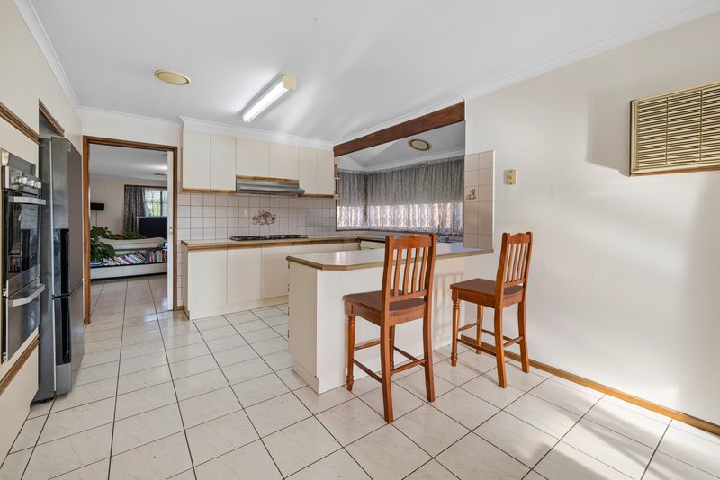 Photo - 15 Dona Drive, Hoppers Crossing VIC 3029 - Image 4