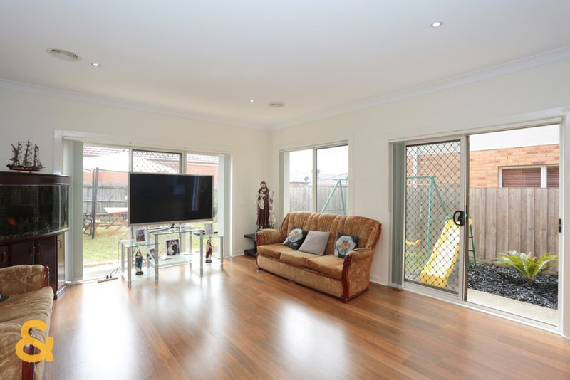 Photo - 15 Donvale Avenue, Roxburgh Park VIC 3064 - Image 5