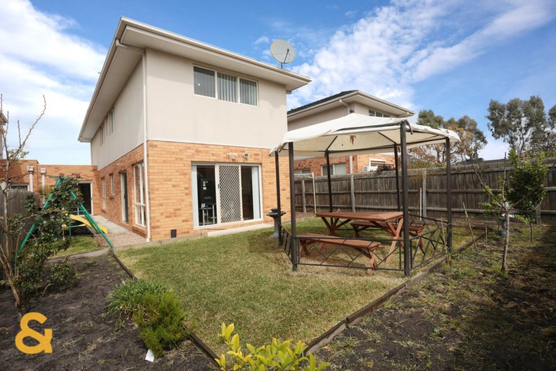 Photo - 15 Donvale Avenue, Roxburgh Park VIC 3064 - Image 9