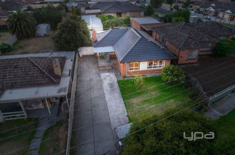 Photo - 15 Douglas Avenue, St Albans VIC 3021 - Image 3