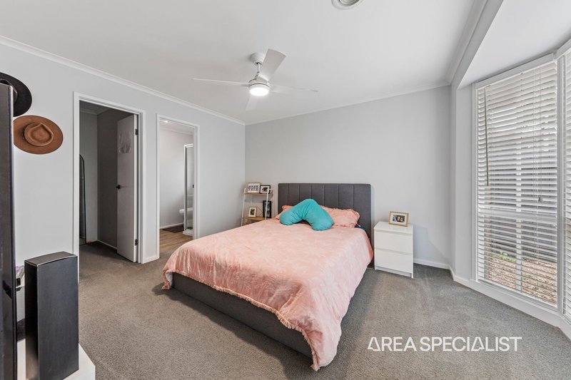 Photo - 15 Dunbarton Drive, Pakenham VIC 3810 - Image 4