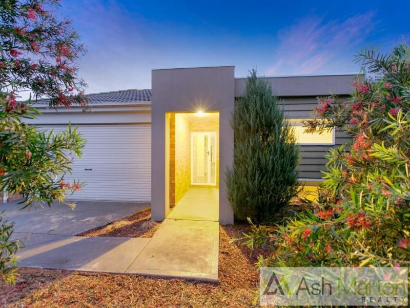 15 Dunferline Crescent, Cranbourne VIC 3977