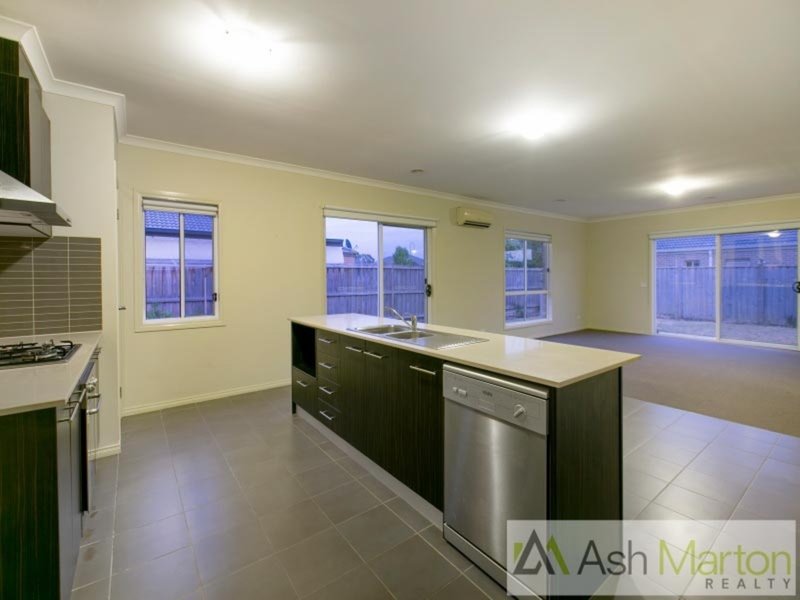 Photo - 15 Dunferline Crescent, Cranbourne VIC 3977 - Image 2