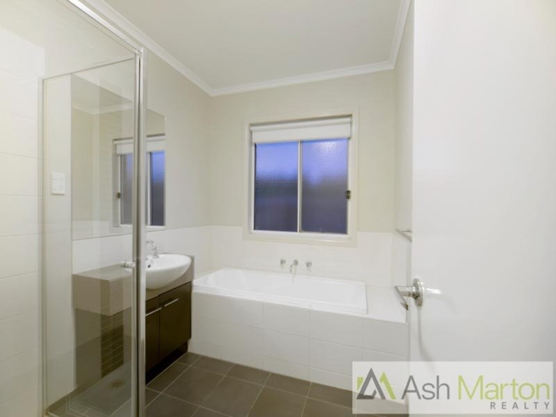 Photo - 15 Dunferline Crescent, Cranbourne VIC 3977 - Image 5