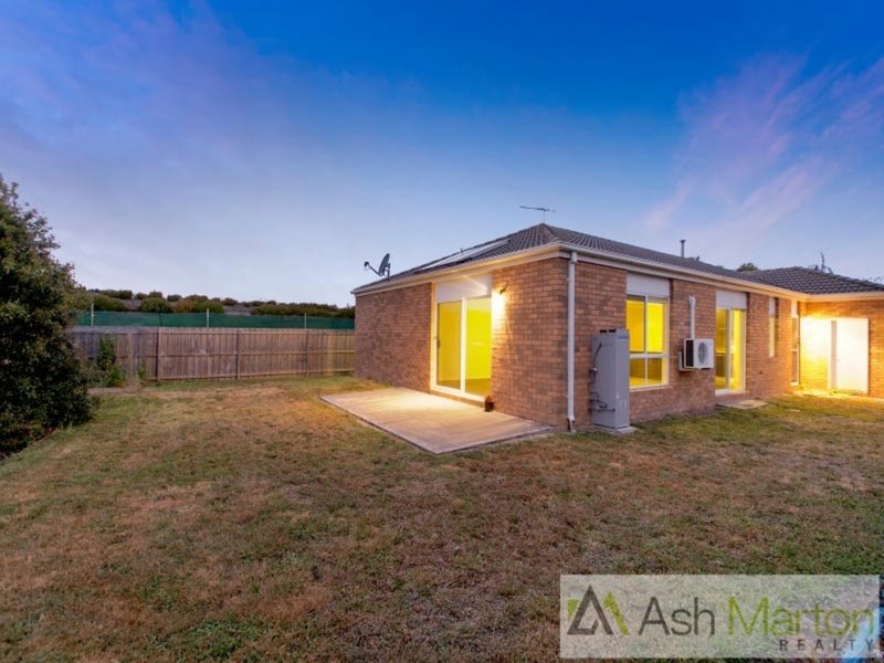 Photo - 15 Dunferline Crescent, Cranbourne VIC 3977 - Image 10