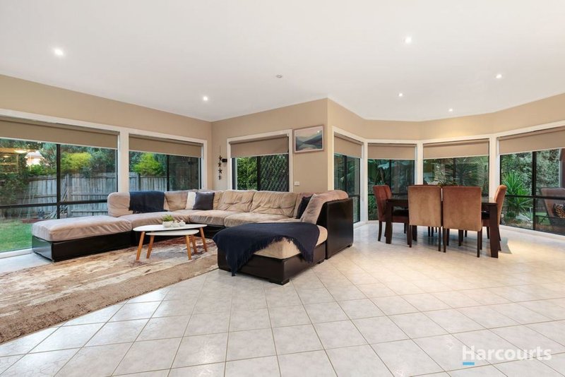 Photo - 15 Dunscombe Close, Rowville VIC 3178 - Image 4