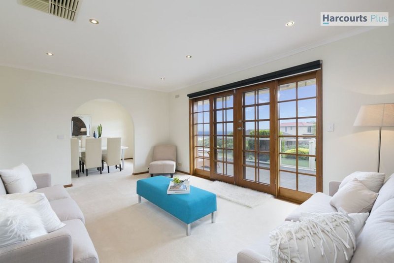 Photo - 15 Dutchman Drive, Hallett Cove SA 5158 - Image 3