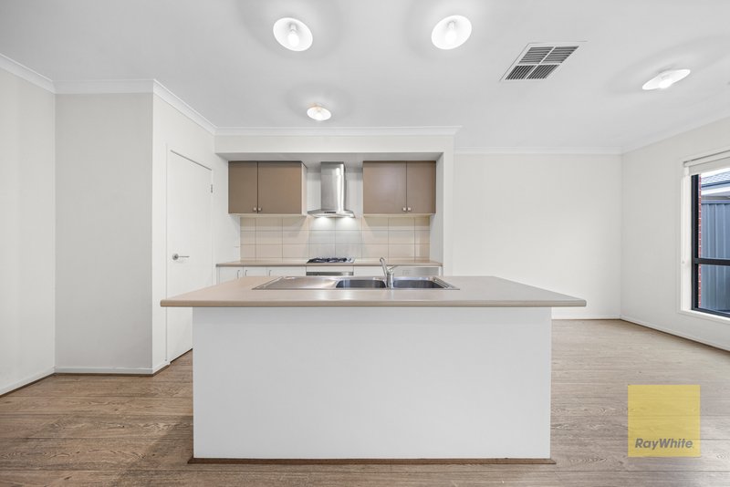 Photo - 15 Elsternwick Street, Truganina VIC 3029 - Image 6