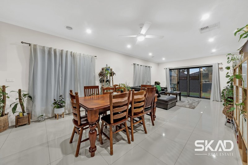 Photo - 15 Emblem Way, Craigieburn VIC 3064 - Image 8