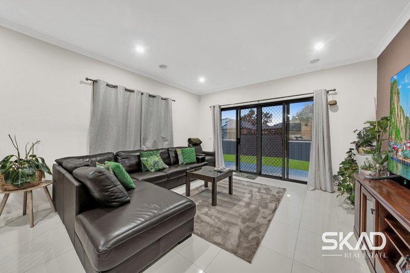 Photo - 15 Emblem Way, Craigieburn VIC 3064 - Image 10