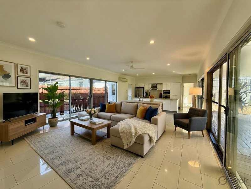 Photo - 15 Esk Crescent, Wakerley QLD 4154 - Image 2