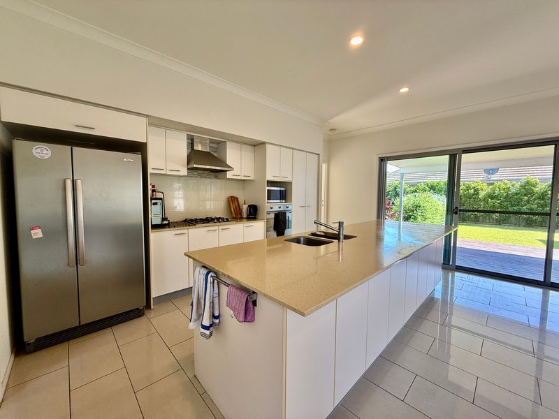 Photo - 15 Esk Crescent, Wakerley QLD 4154 - Image 4