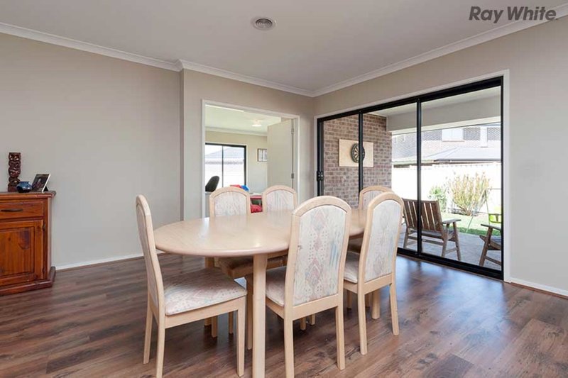 Photo - 15 Etheridge Rise, Caroline Springs VIC 3023 - Image 3