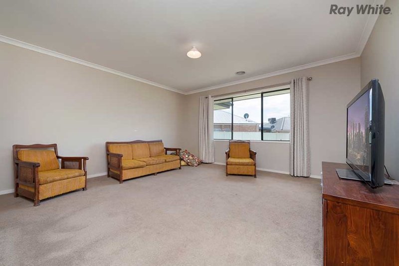 Photo - 15 Etheridge Rise, Caroline Springs VIC 3023 - Image 4