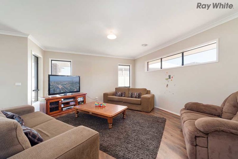 Photo - 15 Etheridge Rise, Caroline Springs VIC 3023 - Image 5