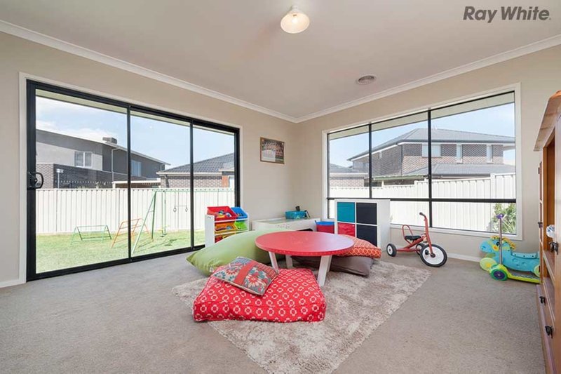 Photo - 15 Etheridge Rise, Caroline Springs VIC 3023 - Image 6