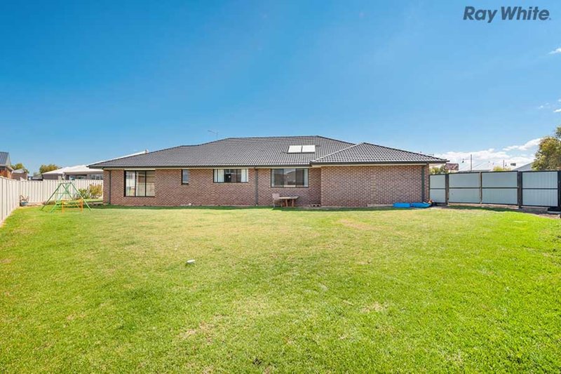 Photo - 15 Etheridge Rise, Caroline Springs VIC 3023 - Image 9