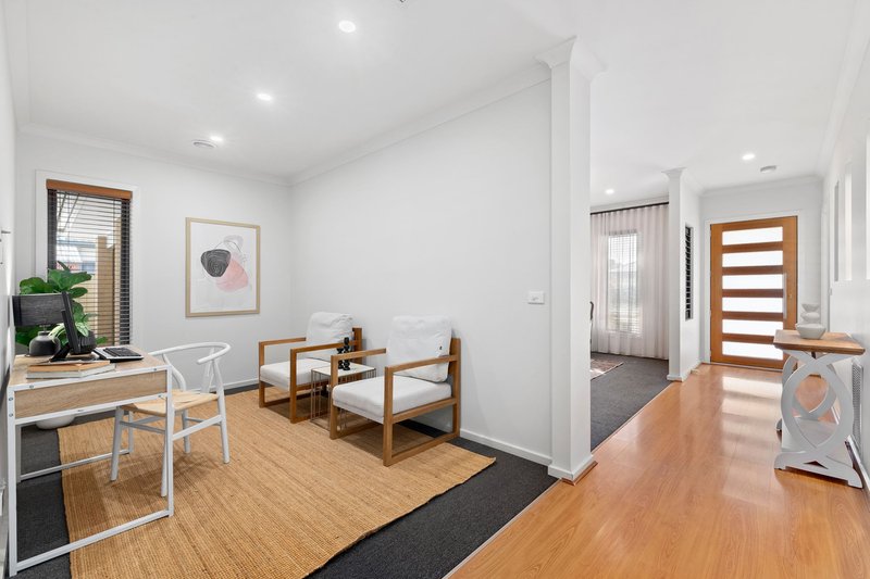 Photo - 15 Farmhouse Boulevard, Epping VIC 3076 - Image 2