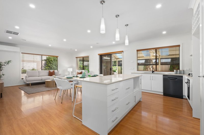 Photo - 15 Farmhouse Boulevard, Epping VIC 3076 - Image 4