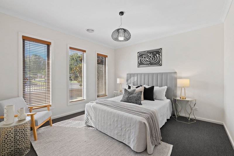 Photo - 15 Farmhouse Boulevard, Epping VIC 3076 - Image 9