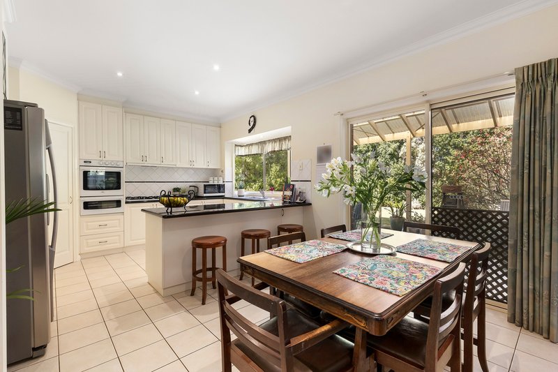 Photo - 15 Faversham Avenue, Lake Gardens VIC 3355 - Image 5