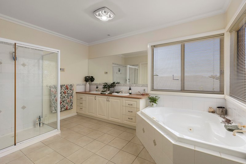 Photo - 15 Faversham Avenue, Lake Gardens VIC 3355 - Image 9