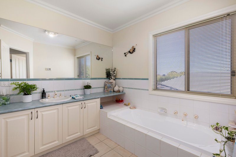 Photo - 15 Faversham Avenue, Lake Gardens VIC 3355 - Image 11