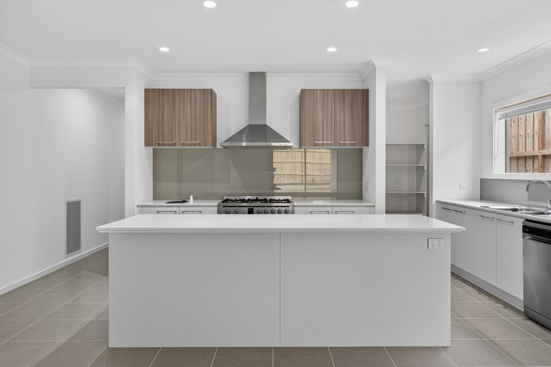 Photo - 15 Feathertail Grove, Officer VIC 3809 - Image 2