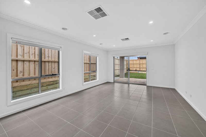 Photo - 15 Feathertail Grove, Officer VIC 3809 - Image 3