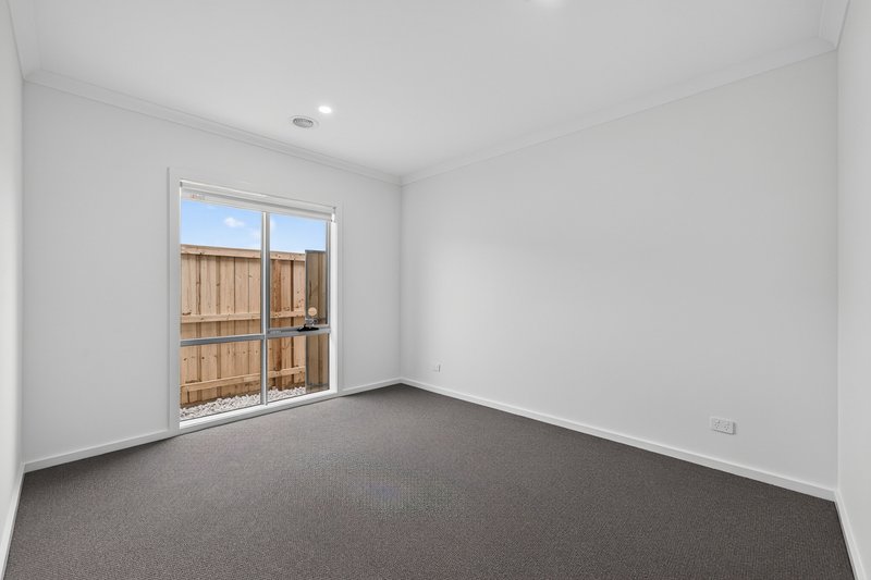 Photo - 15 Feathertail Grove, Officer VIC 3809 - Image 5