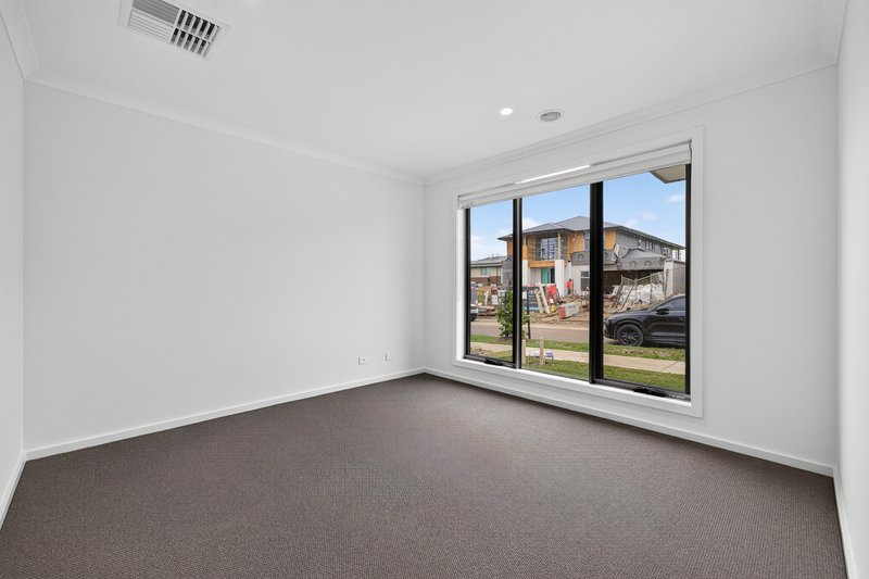 Photo - 15 Feathertail Grove, Officer VIC 3809 - Image 6