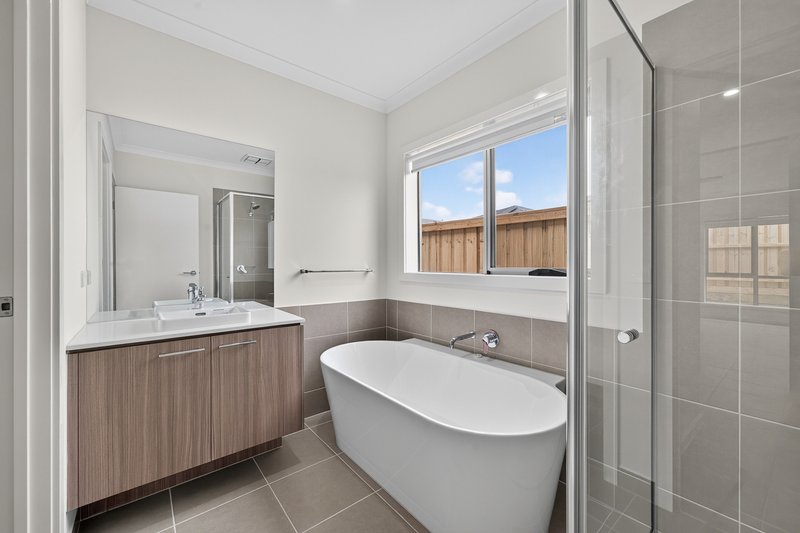Photo - 15 Feathertail Grove, Officer VIC 3809 - Image 9