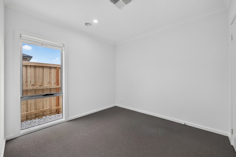 Photo - 15 Feathertail Grove, Officer VIC 3809 - Image 11