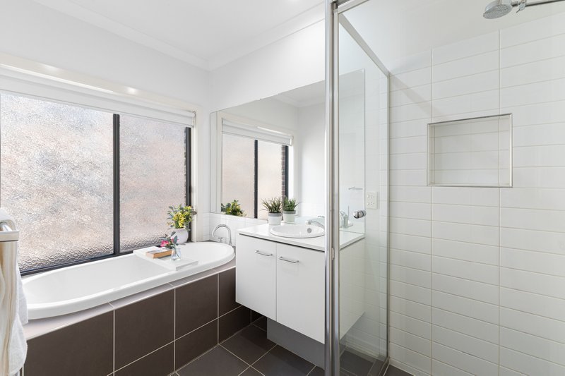 Photo - 15 Ferncroft Drive, South Morang VIC 3752 - Image 15