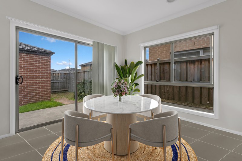 Photo - 15 Frogmores Street, Pakenham VIC 3810 - Image 3