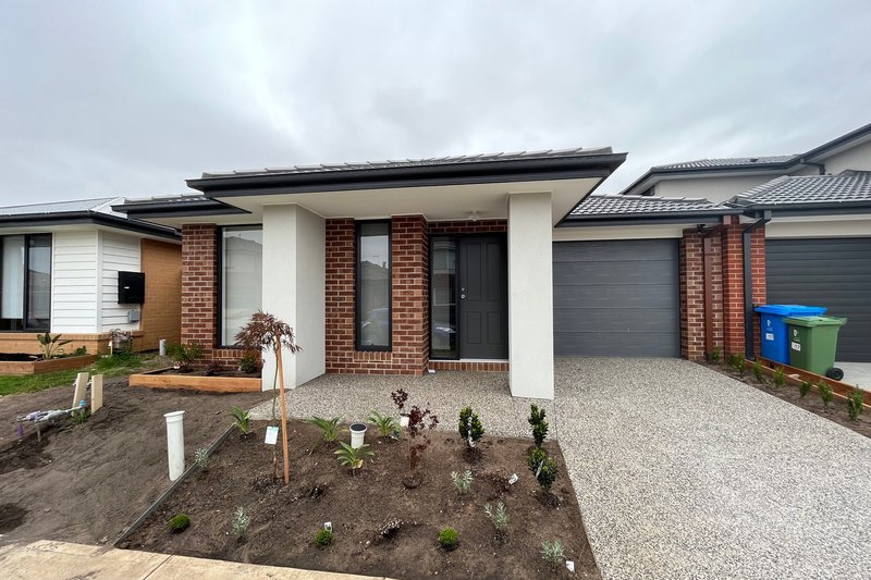 15 Gian Street, Clyde North VIC 3978