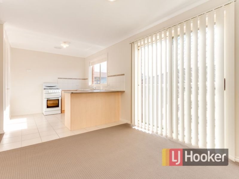 Photo - 1/5 Glenda Court, Pakenham VIC 3810 - Image 4