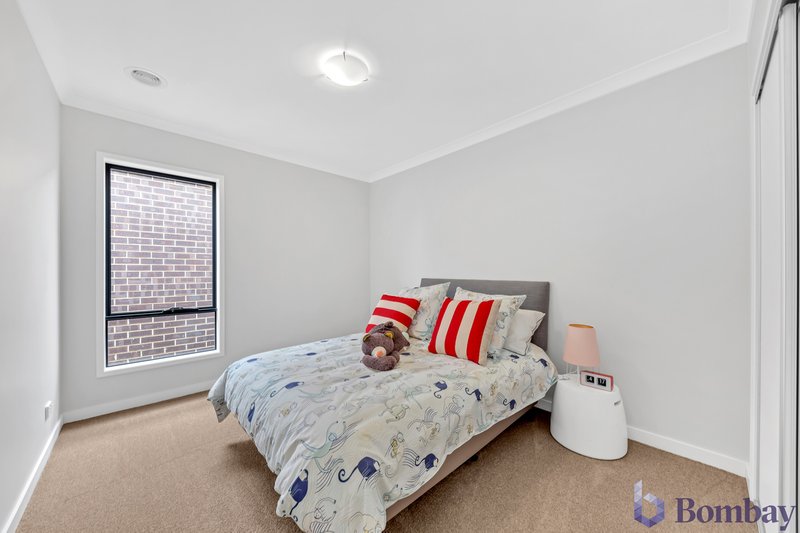 Photo - 15 Gossia Avenue, Craigieburn VIC 3064 - Image 9