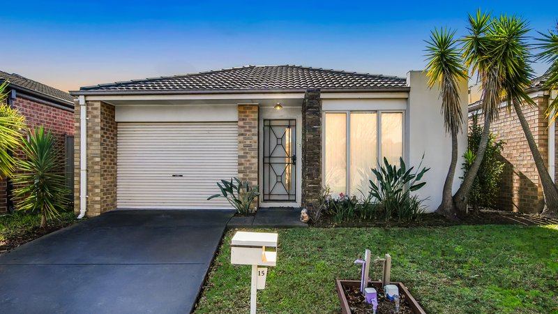 15 Greenaway Terrace, Cranbourne East VIC 3977