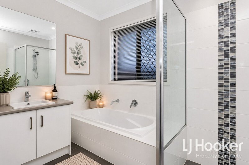 Photo - 15 Greenstone Street, Yarrabilba QLD 4207 - Image 9