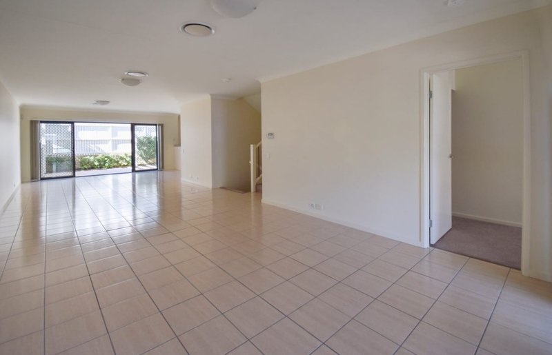 Photo - 15 Greenway Circuit, Mount Ommaney QLD 4074 - Image 6