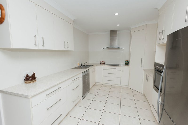 Photo - 15 Hallii Street, Ashfield QLD 4670 - Image 4