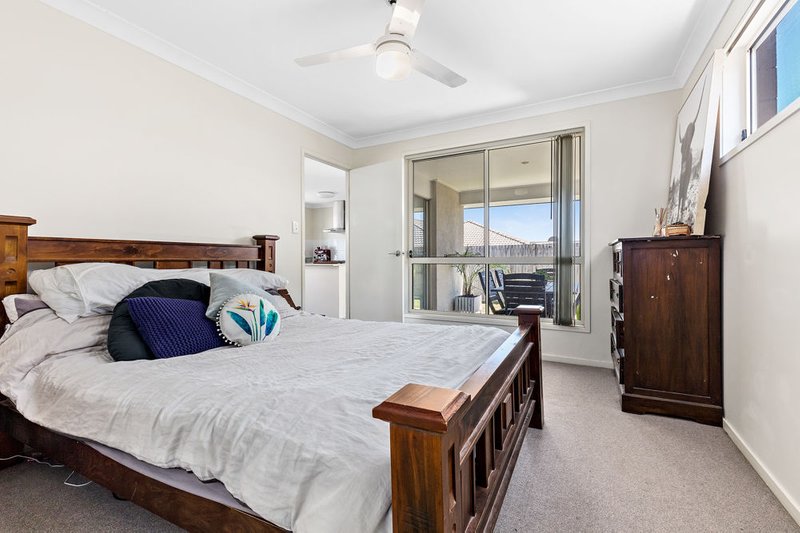 Photo - 15 Hallvard Crescent, Augustine Heights QLD 4300 - Image 6