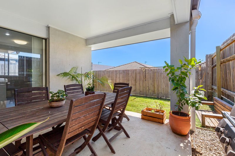 Photo - 15 Hallvard Crescent, Augustine Heights QLD 4300 - Image 12