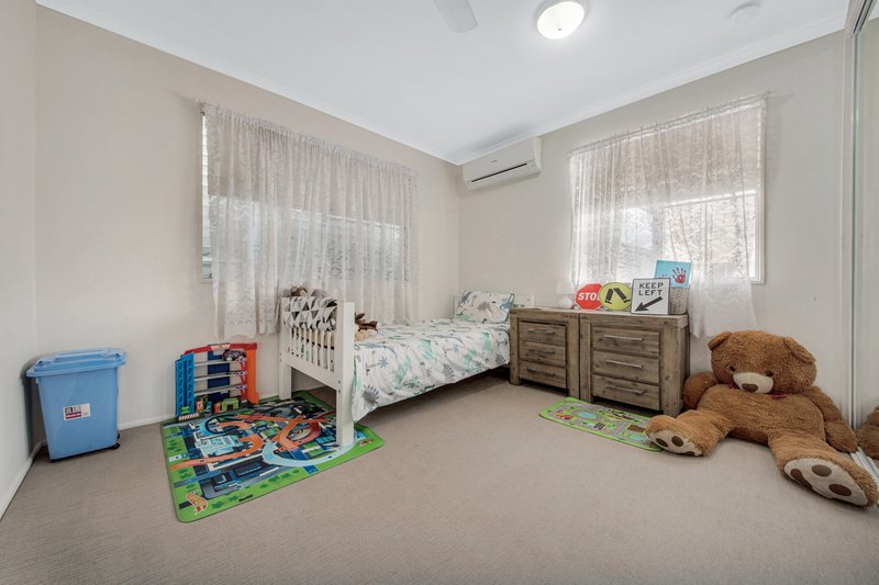 Photo - 15 Hansen Crescent, Clinton QLD 4680 - Image 8