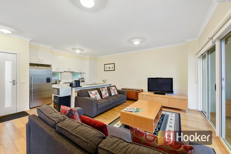 Photo - 15 Harlesden Circuit, Pakenham VIC 3810 - Image 6