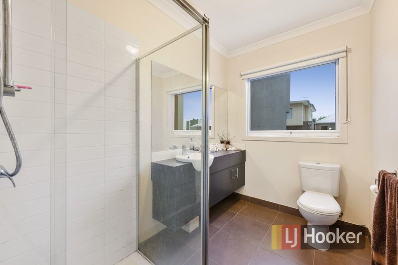 Photo - 15 Harlesden Circuit, Pakenham VIC 3810 - Image 10